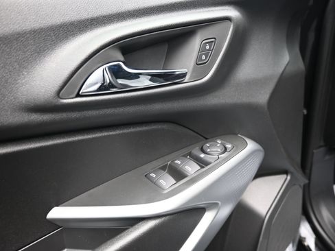 Used 2026 Chevrolet Trax RS w/ Sunroof Package FWD image 21