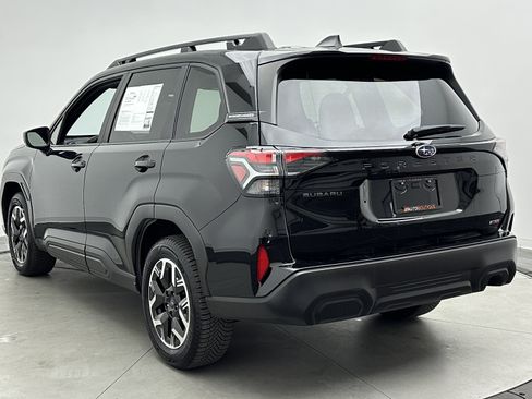 Used 2025 Subaru Forester Premium AWD/4WD image 5