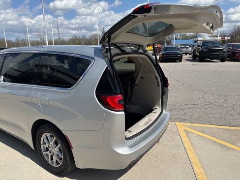Used 2024 Chrysler Pacifica Touring-L FWD image 15