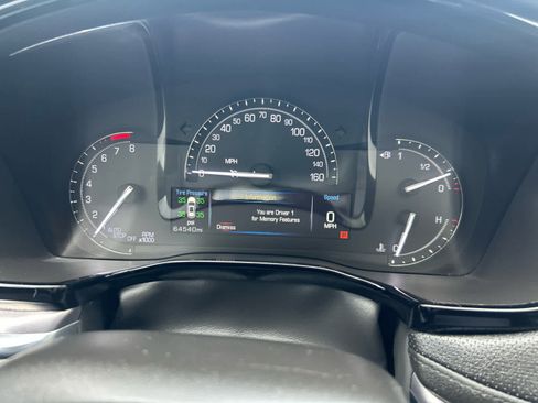 Used 2018 Cadillac XT5 Luxury w/ Driver Awareness Package FWD image 17