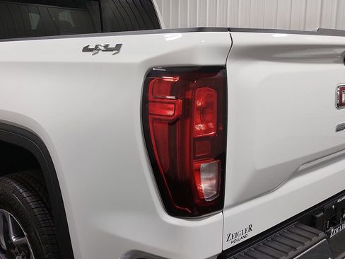 New 2026 GMC Sierra 1500 SLE w/ Preferred Package image 34