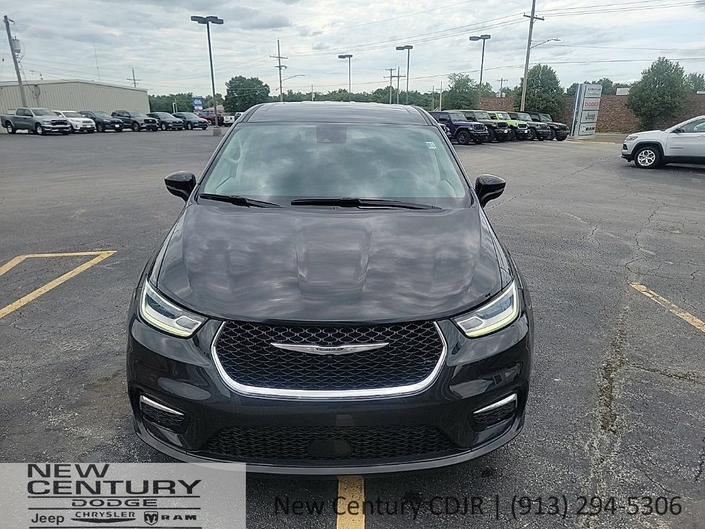 Used 2023 Chrysler Pacifica Touring-L FWD image 8
