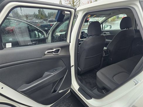 Used 2023 Kia Sportage LX image 9