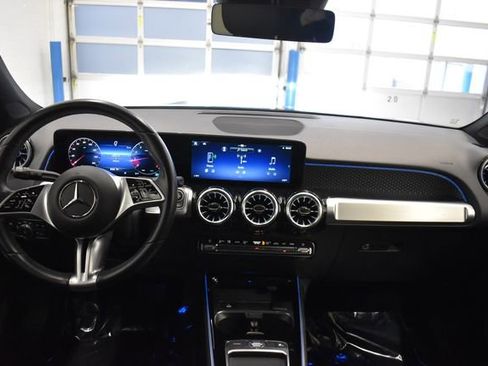 Used 2025 Mercedes-Benz GLB 250 4MATIC image 5