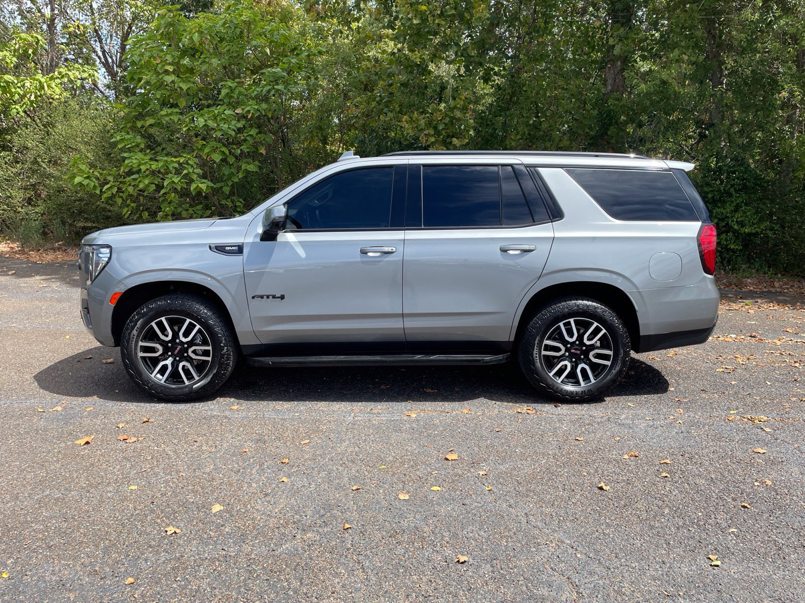 Used 2024 GMC Yukon AT4 w/ Technology Package AWD/4WD image 2