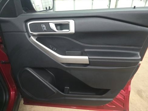 Used 2022 Ford Explorer XLT w/ Equipment Group 202A image 5