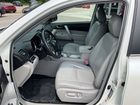 Used 2012 Toyota Highlander SE w/ Tow Pkg AWD/4WD image 13