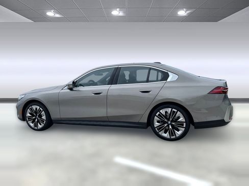 Used 2026 BMW 530i w/ Premium Package RWD image 2