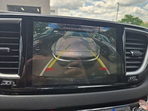 Used 2023 Chrysler Pacifica Touring-L FWD image 20