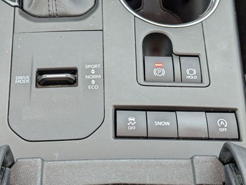 Used 2020 Toyota Highlander XLE image 29