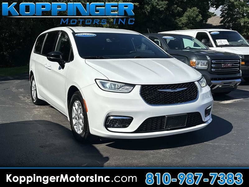Used 2025 Chrysler Pacifica Select FWD image 1