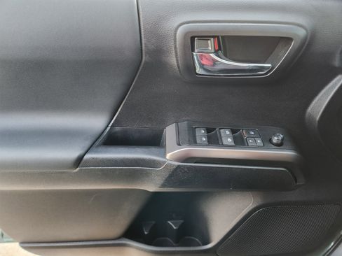 Used 2022 Toyota Tacoma TRD Sport image 32