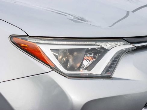 Used 2018 Toyota RAV4 LE image 7
