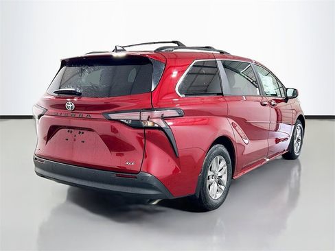 New 2026 Toyota Sienna XLE image 4