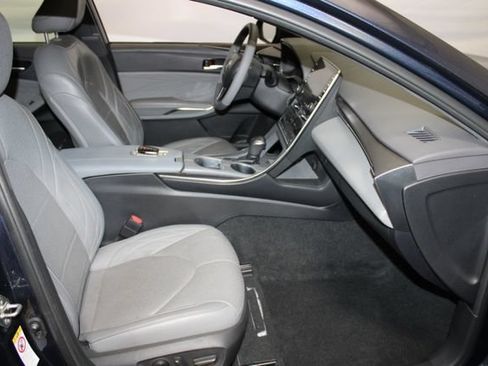 Used 2019 Toyota Avalon Limited w/ All Weather Liner Package FWD image 13