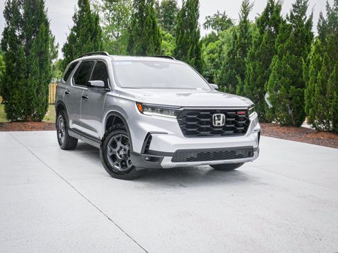 Used 2025 Honda Pilot TrailSport image 2