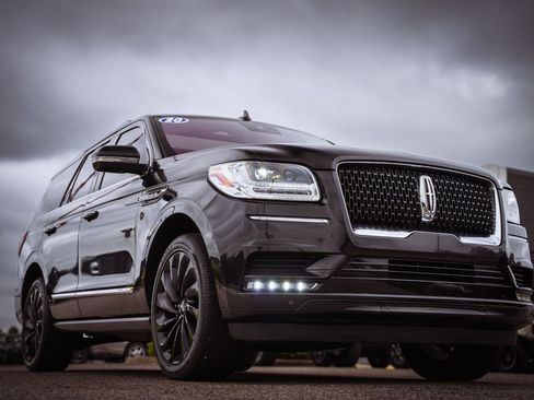 Used 2020 Lincoln Navigator Reserve w/ Equipment Group 208A Reserve AWD/4WD image 2