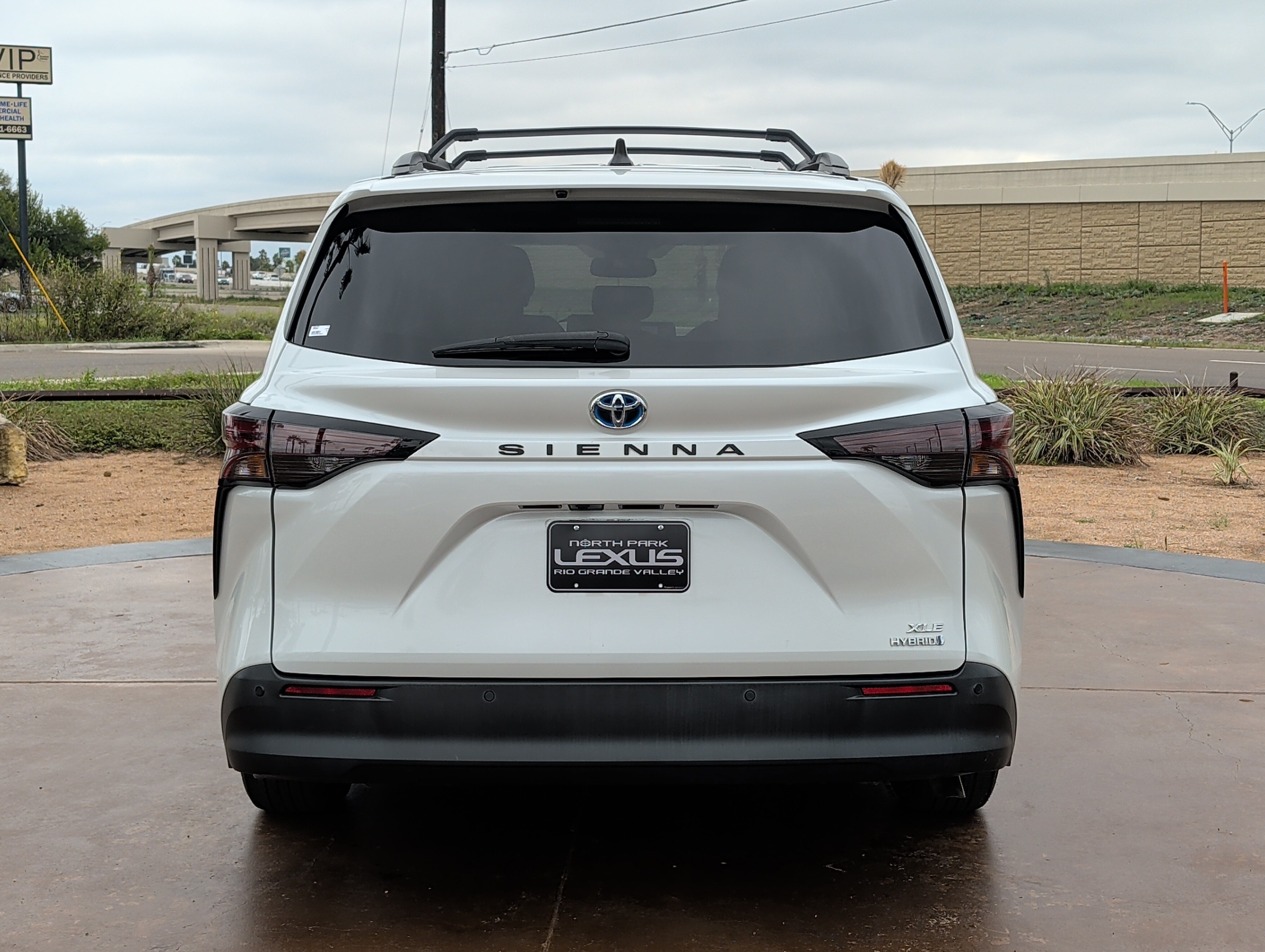 Used 2023 Toyota Sienna XLE FWD image 3