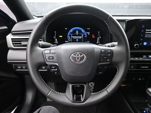 Used 2025 Toyota Camry SE image 6