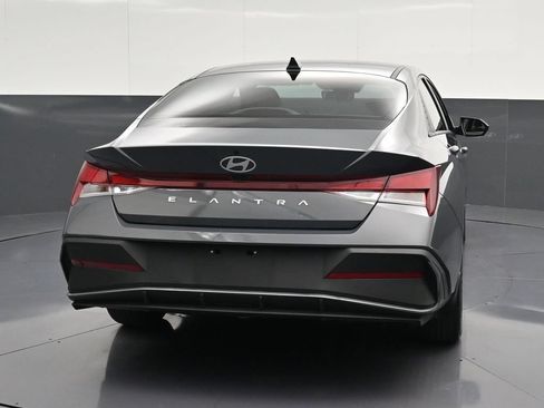 Used 2024 Hyundai Elantra SEL FWD image 2