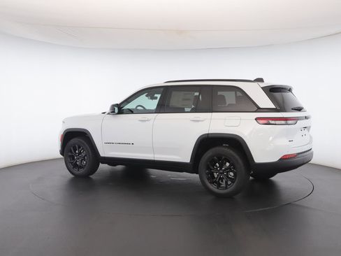 New 2025 Jeep Grand Cherokee Altitude image 20