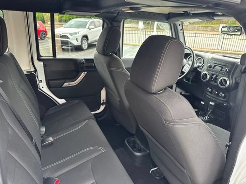 Used 2018 Jeep Wrangler Unlimited Sahara w/ Connectivity Group AWD/4WD image 30