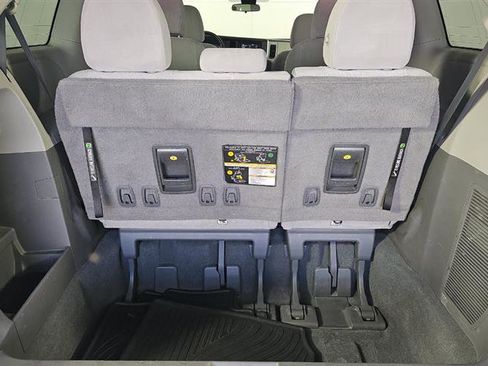 Used 2020 Toyota Sienna L FWD image 9