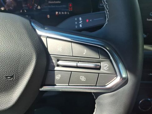 Used 2025 Chevrolet Traverse LT image 12