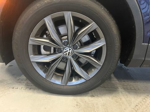 Used 2023 Volkswagen Tiguan SE w/ Panoramic Sunroof Package image 5