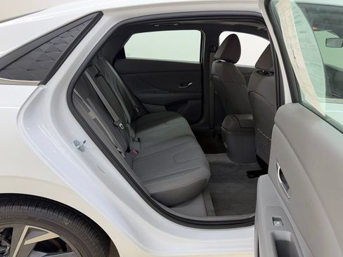 Used 2025 Hyundai Elantra SEL FWD image 13