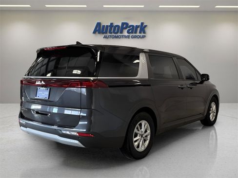 Used 2022 Kia Carnival LX image 7