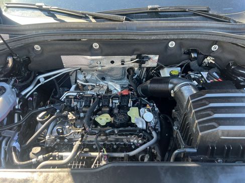 Used 2025 Volkswagen Atlas Cross Sport SE image 32