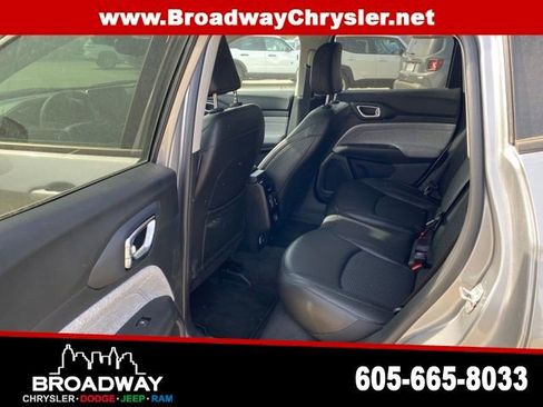 Used 2022 Jeep Compass Latitude image 11