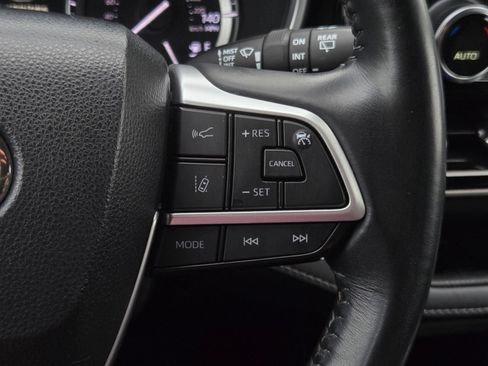 Used 2022 Toyota Highlander XLE AWD/4WD image 21