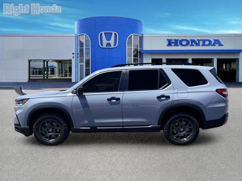 Certified 2025 Honda Pilot TrailSport image 3