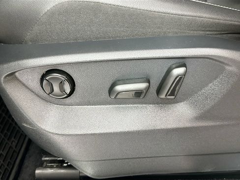 Certified 2021 Volkswagen Tiguan SE R-Line image 17