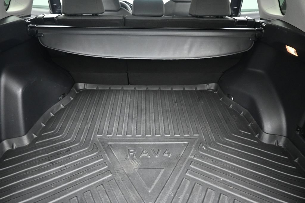 Used 2021 Toyota RAV4 XLE AWD/4WD image 16