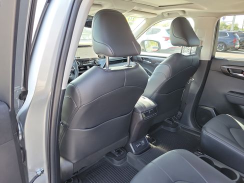 Used 2024 Toyota Highlander Limited image 17