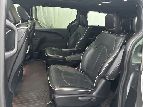 Used 2021 Chrysler Pacifica Limited w/ Uconnect Theater Family Group image 22
