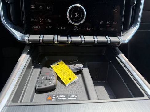 Used 2025 GMC Acadia Elevation w/ Elevation Premium Package AWD/4WD image 28