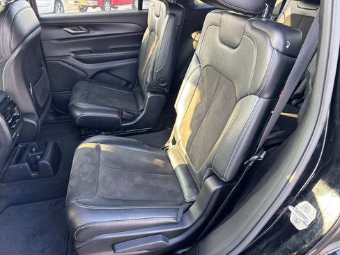 Used 2023 Jeep Grand Cherokee L Laredo image 16