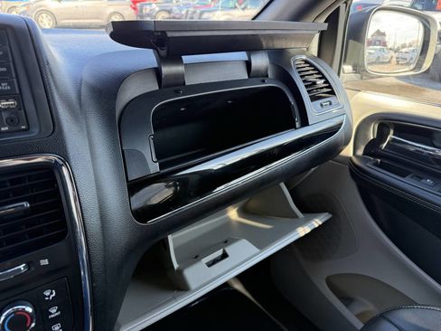 Used 2019 Dodge Grand Caravan SXT image 23