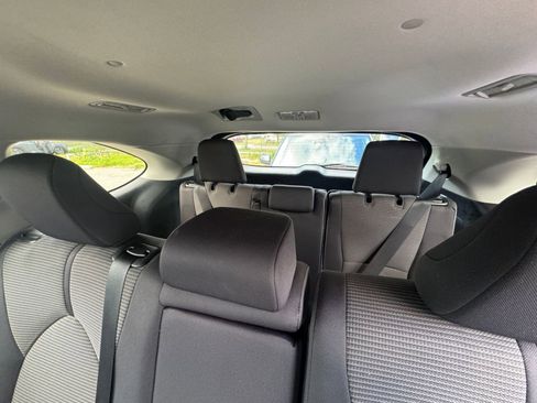 Used 2025 Toyota Highlander LE FWD image 31