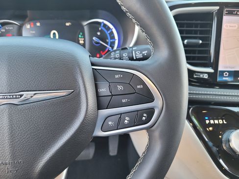 Used 2024 Chrysler Pacifica Limited FWD image 23