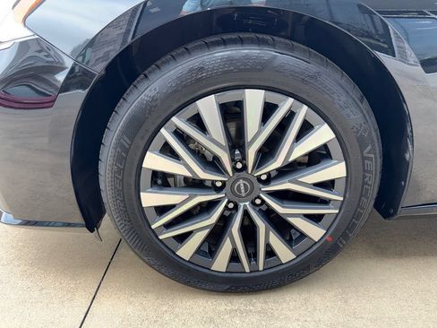 Used 2024 Nissan Altima 2.5 SV FWD image 14