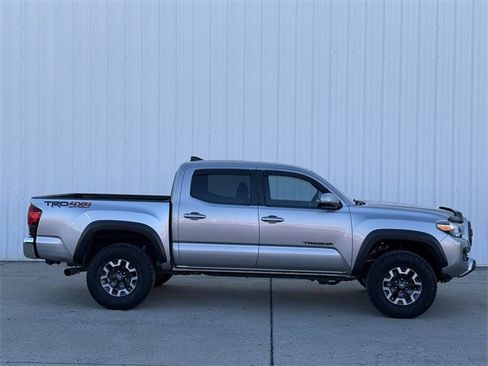Used 2019 Toyota Tacoma TRD Off-Road image 3