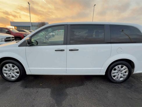 Used 2020 Dodge Grand Caravan SE w/ UConnect Hands-Free Group image 5