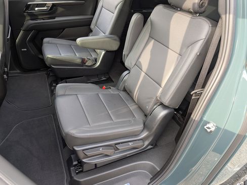 Used 2025 Chevrolet Suburban Z71 w/ Comfort Package image 18