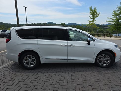 Used 2023 Chrysler Pacifica Limited w/ Uconnect Theater Family Group AWD/4WD image 4