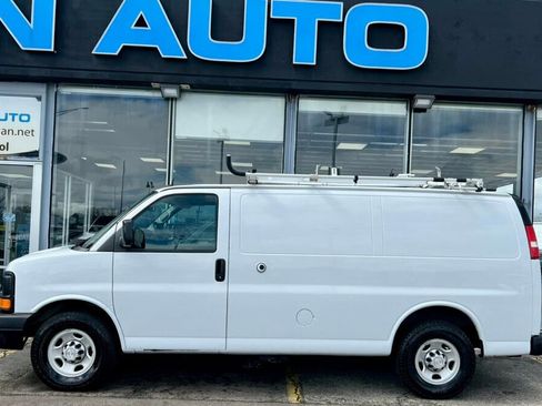 Used 2015 Chevrolet Express 2500 image 2